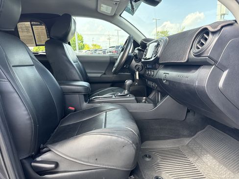 Used 2022 Toyota Tacoma SR w/ SX Package RWD image 40