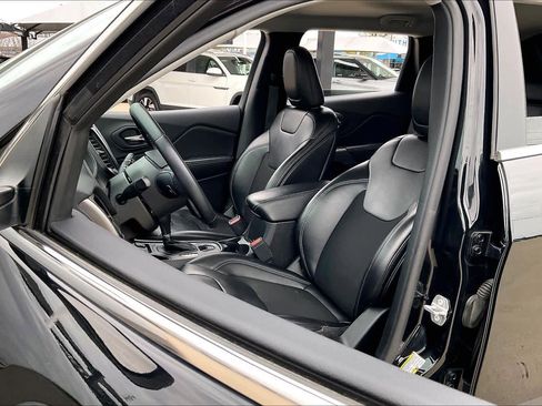 Used 2019 Jeep Cherokee Latitude Plus image 8