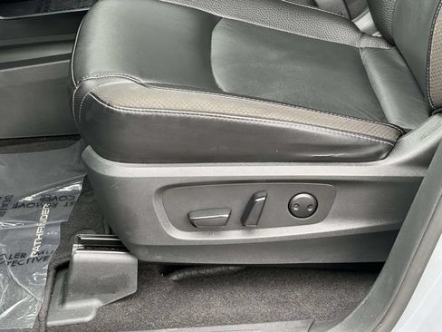 Used 2023 Nissan Pathfinder SL AWD/4WD image 16