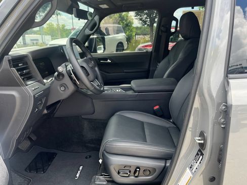 Used 2025 Lexus GX 550 w/ Accessory Package (Z1) AWD/4WD image 9