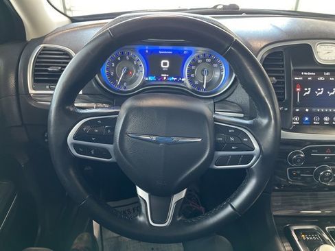 Used 2022 Chrysler 300 Touring image 17