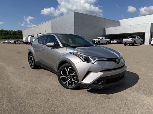 Used 2018 Toyota C-HR XLE FWD image 3