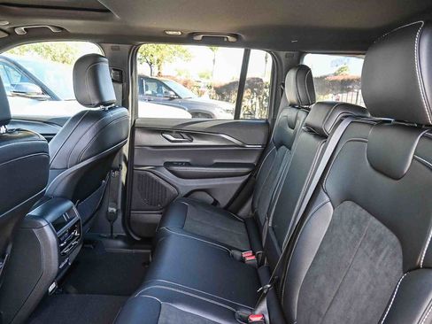 New 2025 Jeep Grand Cherokee Altitude image 17