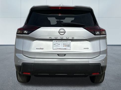 Used 2025 Nissan Rogue SV image 4