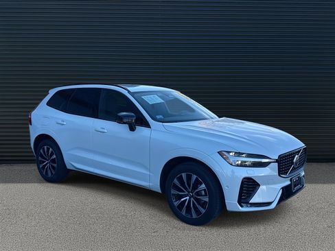 Used 2025 Volvo XC60 B5 Plus image 3