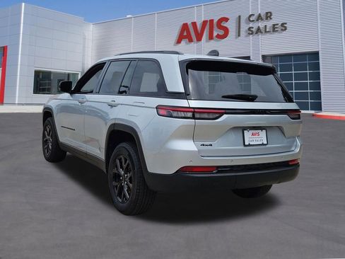 Used 2025 Jeep Grand Cherokee Altitude AWD/4WD image 3