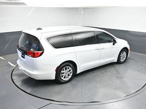 Used 2023 Chrysler Voyager LX image 37