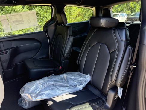 New 2026 Chrysler Pacifica Select image 16