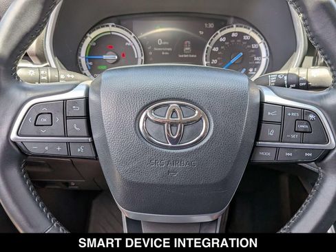 Used 2022 Toyota Highlander XLE AWD/4WD image 12