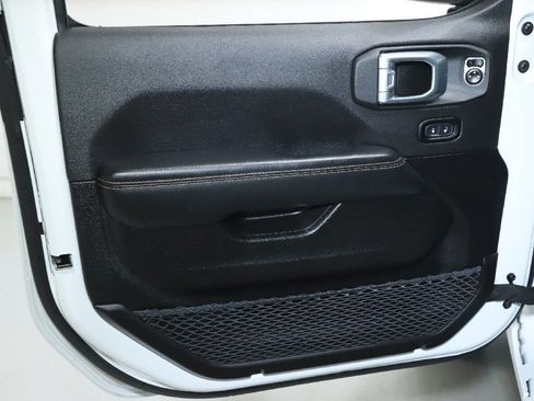 Used 2025 Jeep Wrangler Unlimited Sahara AWD/4WD image 16