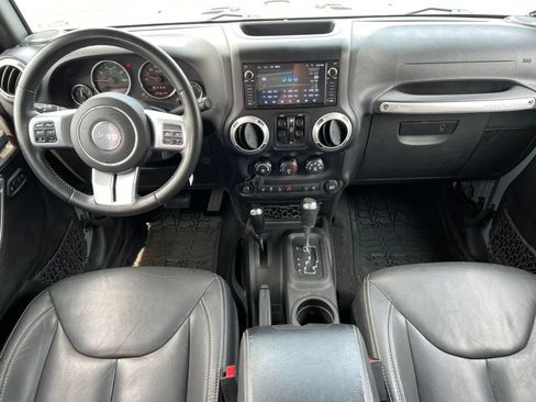 Used 2015 Jeep Wrangler Unlimited Rubicon AWD/4WD image 3