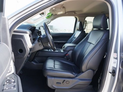 Used 2024 Ford Expedition XLT image 7