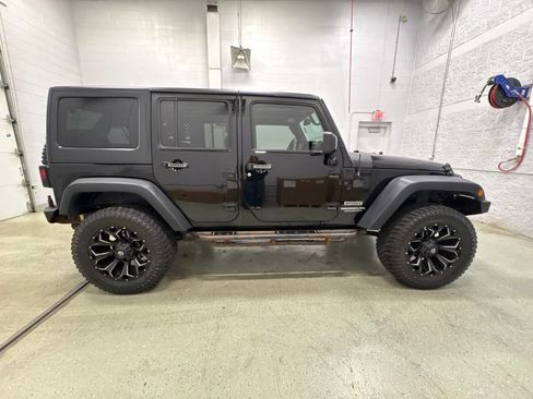 Used 2017 Jeep Wrangler Unlimited Sport w/ Quick Order Package 24S AWD/4WD image 3