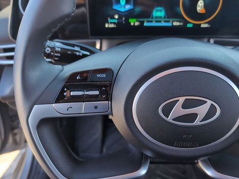 Used 2025 Hyundai Elantra Limited image 23