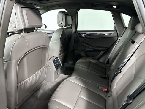 Certified 2025 Porsche Macan AWD/4WD image 26