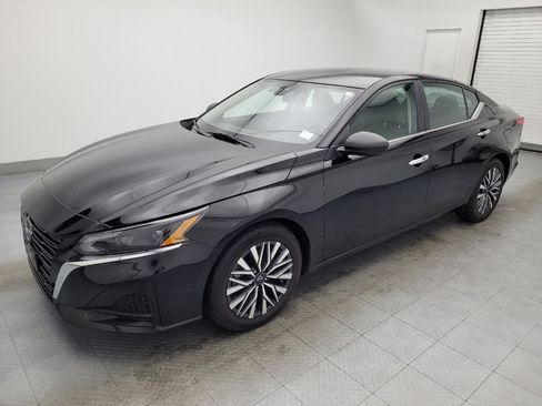 Used 2024 Nissan Altima 2.5 SV image 2