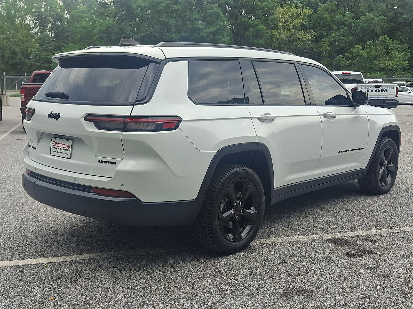Used 2023 Jeep Grand Cherokee L Limited w/ Black Appearance Package AWD/4WD image 3