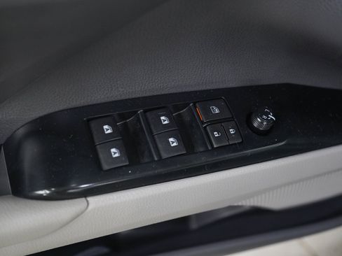 Used 2019 Toyota Camry SE FWD image 18
