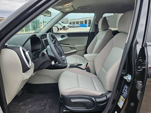Used 2025 Kia Soul LX w/ LX Technology Package FWD image 5