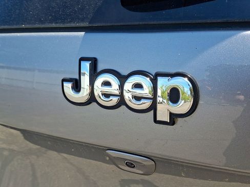 Used 2017 Jeep Cherokee Limited AWD/4WD image 29
