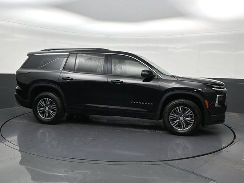 Used 2026 Chevrolet Traverse LT FWD image 7
