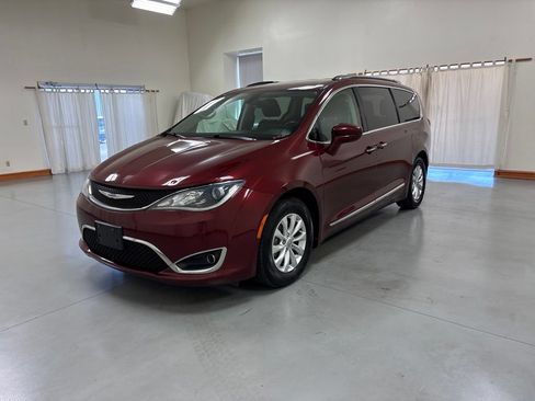 Used 2019 Chrysler Pacifica Touring-L FWD image 4