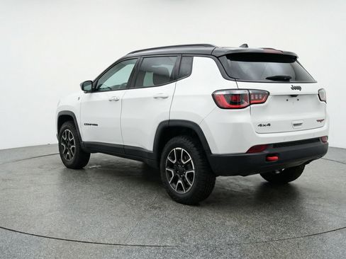 Used 2025 Jeep Compass Trailhawk image 6