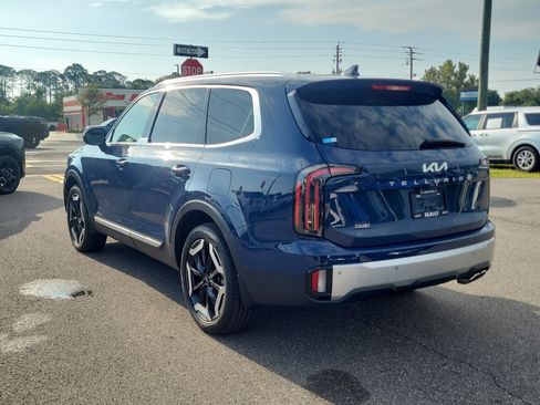 Used 2024 Kia Telluride EX w/ EX Captain's Chair Package FWD image 4