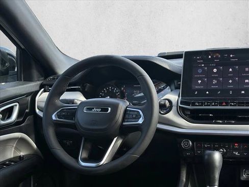 Used 2025 Jeep Compass Limited image 22