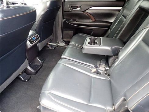 Used 2017 Toyota Highlander XLE AWD/4WD image 10