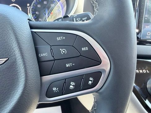 Used 2023 Chrysler Pacifica Touring-L FWD image 11