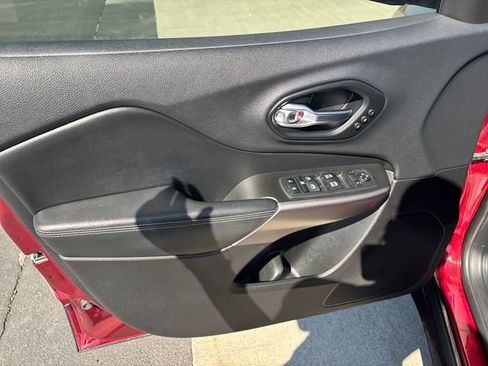 Used 2019 Jeep Cherokee Limited AWD/4WD image 10