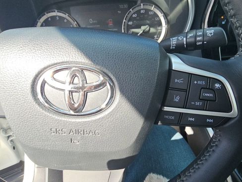 Used 2023 Toyota Highlander XLE AWD/4WD image 12