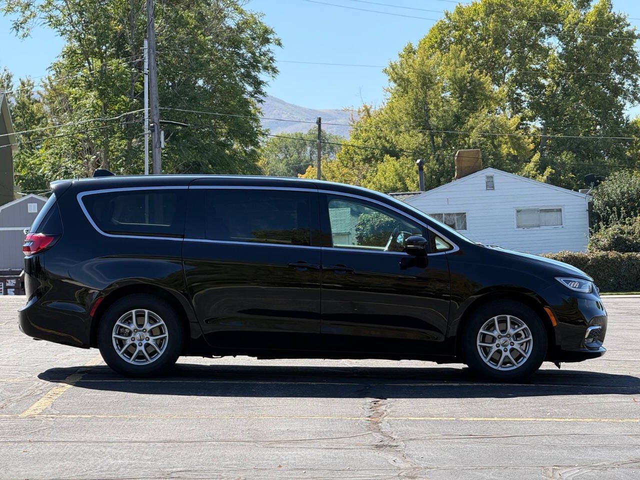 Used 2024 Chrysler Pacifica Touring-L FWD image 6
