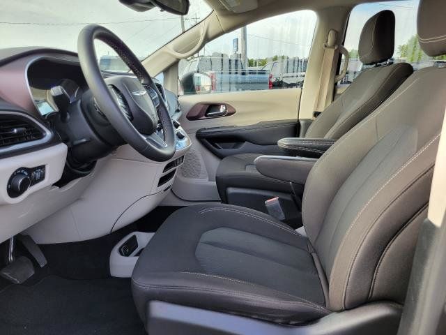 Used 2023 Chrysler Voyager LX FWD image 8
