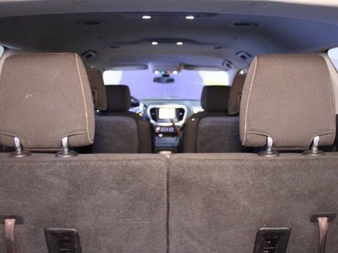 Used 2019 GMC Acadia SLE image 16