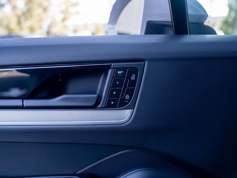 Used 2025 Porsche Cayenne E-Hybrid Coupe image 18