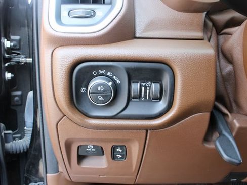Used 2019 RAM 1500 Laramie AWD/4WD image 16