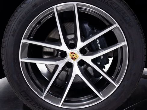 Certified 2025 Porsche Macan image 11