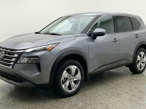 Used 2025 Nissan Rogue SV image 2