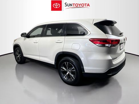 Used 2019 Toyota Highlander LE FWD image 6