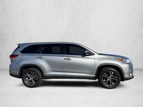 Used 2019 Toyota Highlander LE FWD image 4