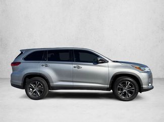 Used 2019 Toyota Highlander LE FWD video 4