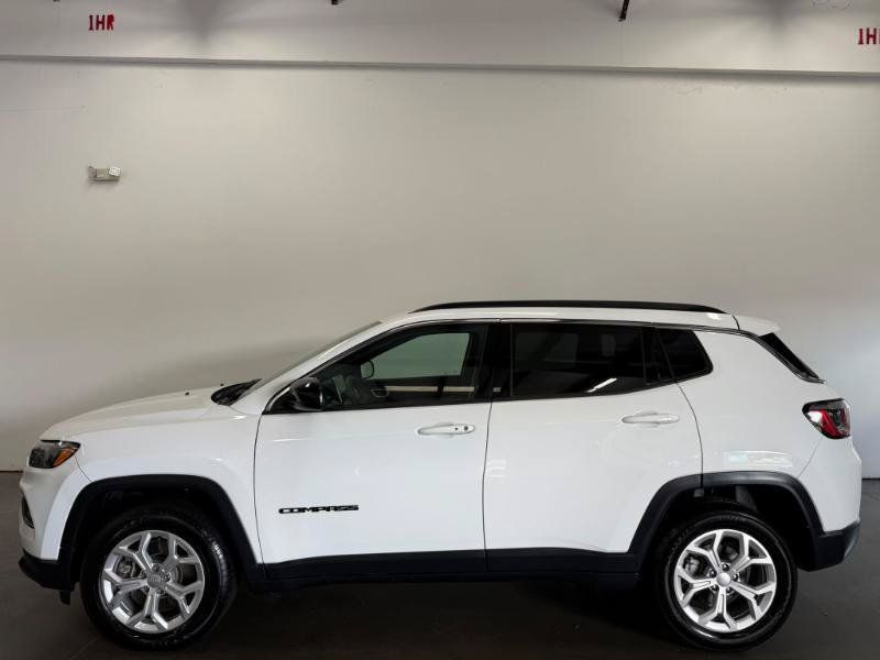 Used 2024 Jeep Compass Latitude AWD/4WD image 3