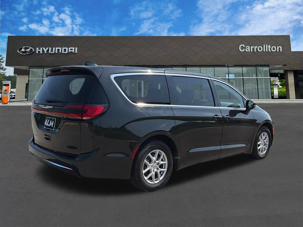 Used 2023 Chrysler Pacifica Touring-L FWD image 5