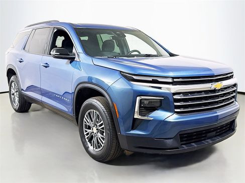 Used 2025 Chevrolet Traverse LT image 3