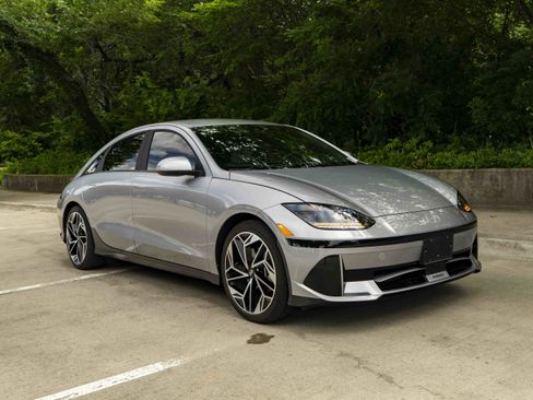 Used 2023 Hyundai Ioniq 6 SEL RWD image 2