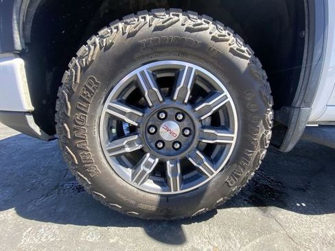 Used 2024 GMC Sierra 1500 AT4 w/ Technology Package AWD/4WD image 10