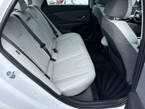 Certified 2025 Hyundai Elantra Limited FWD image 21