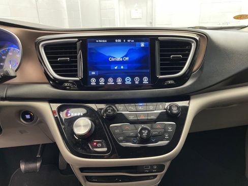 Used 2017 Chrysler Pacifica Touring-L Plus image 15
